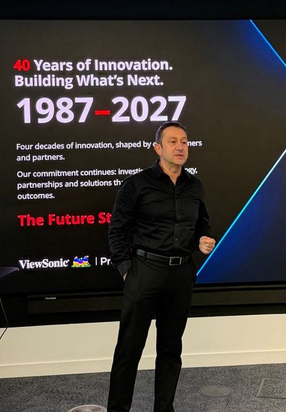 ViewSonic-Vice-President Hasan Kocyigit präsentiert stolz, was ViewSonic in 40 Jahren alles geleistet hat. (Bild: Vogel IT-Medien GmbH)