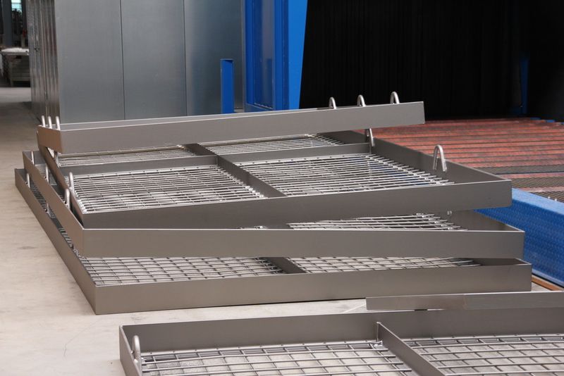 Kleinere Bauteile, die sich nicht direkt auf der Rollenbahn durch die Turbinenstrahlanlage transportieren lassen, werden in Körben bearbeitet. (Bild: Kraus)