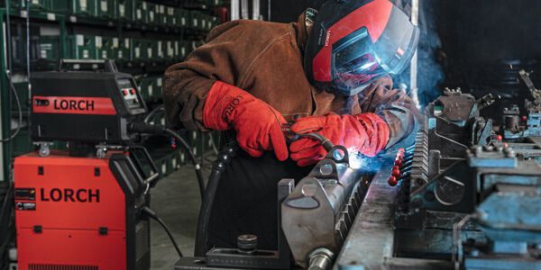 The light and easy-to-handle torch simplifies welding even in hard-to-reach areas.(Image: Lorch)