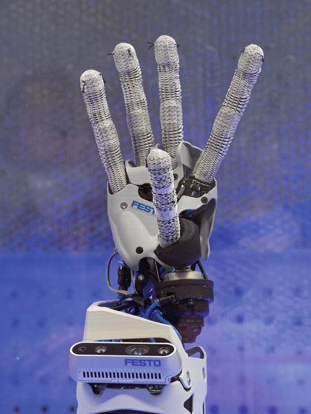 Die Bionic Soft Hand ist der menschlichen Hand nachempfunden. Sie integriert auf engstem Raum kleinbauende Ventiltechnik, Sensorik, Elektronik und mechanische Komponenten. (Bild: Stefanie Michel)