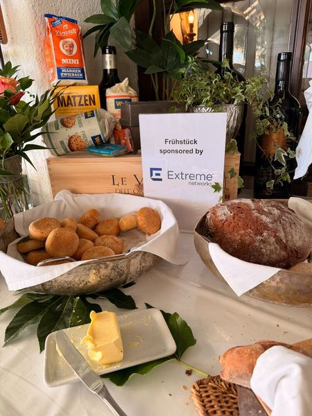 Für das Frühstück sorgt der Hersteller EXTREME Networks (Bild: Vogel IT-Medien)