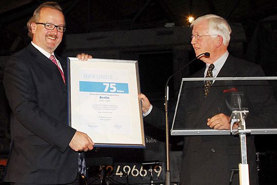 Obermeister Thomas Lundt (li.) freute sich über die von ZDK-Präsident Robert Rademacher überreichte Urkunde zum 75-jährigen Bestehen. (Archiv: Vogel Business Media)
