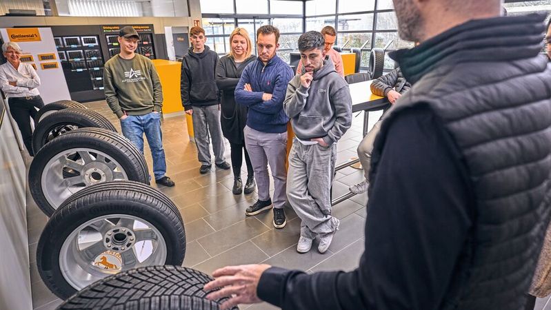 Conti-Trainer Thilo Knackstedt brachte den Nachwuchskräften die Grundlagen der Reifentechnik und -vermarktung bei.(Bild:  Dieter Sieg)