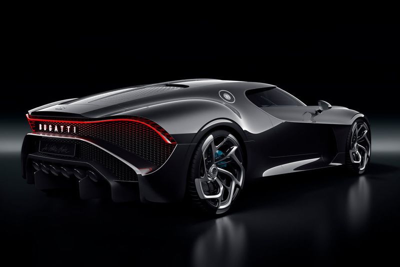 Das Heck des Sonder-Bugatti ziert ein einteiliges, durchgehendes Leuchtenband. (Bugatti)