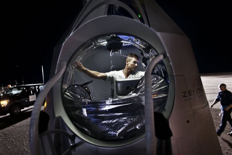 Felix Baumgartner bei Tests in der Druckkapsel seines Ballons ( Red Bull/Stratos)