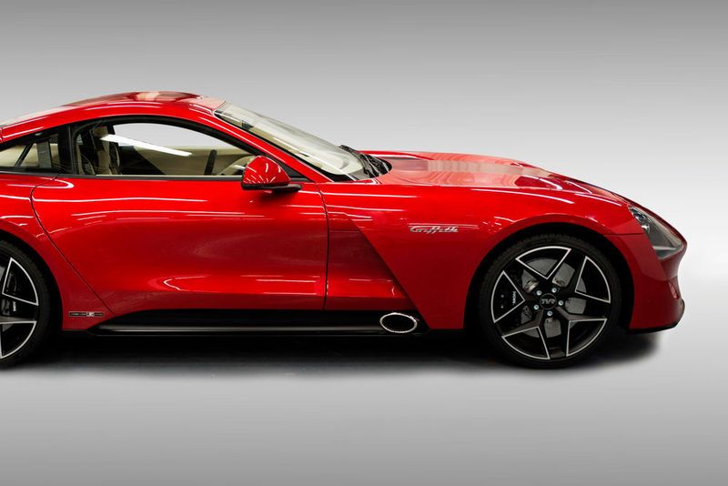 Lange Schnauze, weit nach hinten versetzte Fahrgastzelle: Der TVR präsentiert sich in klassischer Sportcoupé-Silhouette. (TVR)