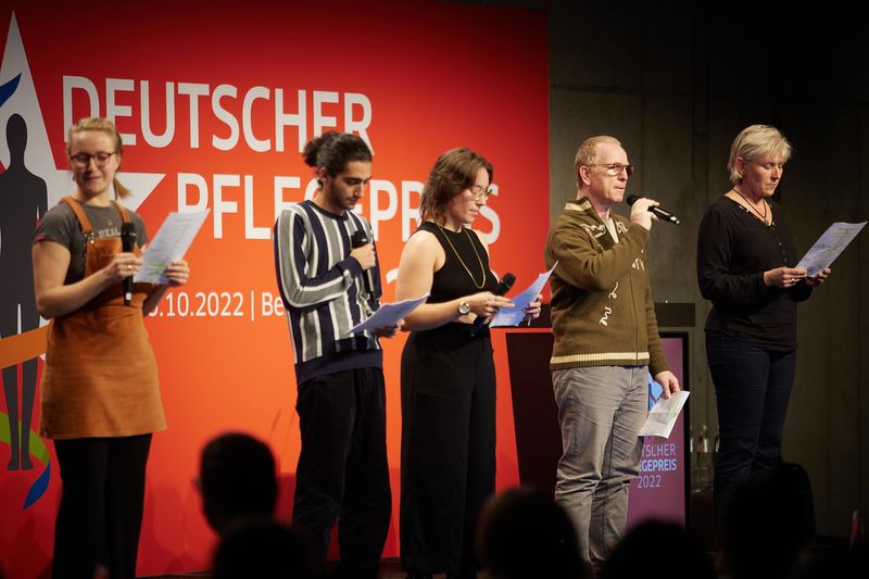 Träger des Pflegepreises 2022 ( Jan Pauls / Deutscher Pflegetag)