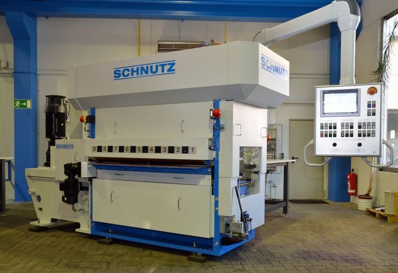 Die Schnutz GmbH entwickelt bereits seit Jahrzehnten speziell angepasste Anlagen zum präzisen und schonenden Richten von Lochblechen. Die jüngste Generation wird auf der diesjährigen Euroblech vorgestellt. (Schnutz)