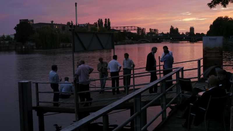 Den wunderbaren Sonnenuntergang genossen die Teilnehmer direkt am Spreesteg. (Bild: Ferrari Electronic)