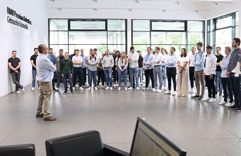 Filialleiter Thomas Jensch präsentierte den StudierendenInformationen aus dem Autohaus-Alltag und über das Autohaus als Immobilie.