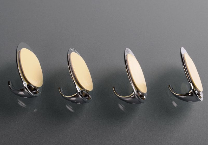 Wenn das Tablet nicht stehen bleibt, kann man normale Klebehaken für Handtücher aus dem Baumarkt umfunktionieren. Einfach an die Wand kleben und das Tablet dazwischenschieben.  (© jovkovski1969 - stock.adobe.com)