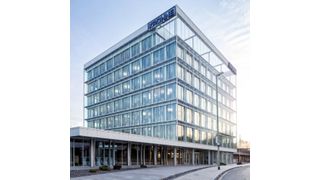 Das 27 m hohe Gebäude fällt durch seine markante Ganzglasfassade nach einem Entwurf des Berliner Architektenbüros Baumhauer auf. (Carsten Paul / Krohne)