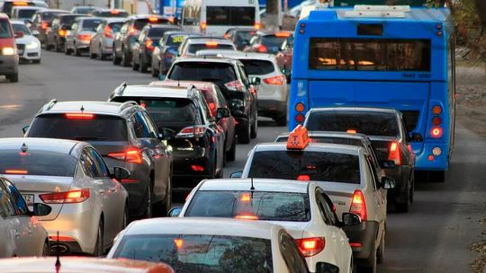 Das Umweltbundesamt hat sich für Maßnahmen zur Erreichung der Klimaschutzziele im Verkehrsbereich ausgesprochen. Unter anderem sollen höhere Spritpreise, ein Tempolimit und die Abschaffung der Pendlerpauschale dazu beitragen. Das Umweltbundesamt hat sich für Maßnahmen zur Erreichung der Klimaschutzziele im Verkehrsbereich ausgesprochen. Unter anderem sollen höhere Spritpreise, ein Tempolimit und die Abschaffung der Pendlerpauschale dazu beitragen.