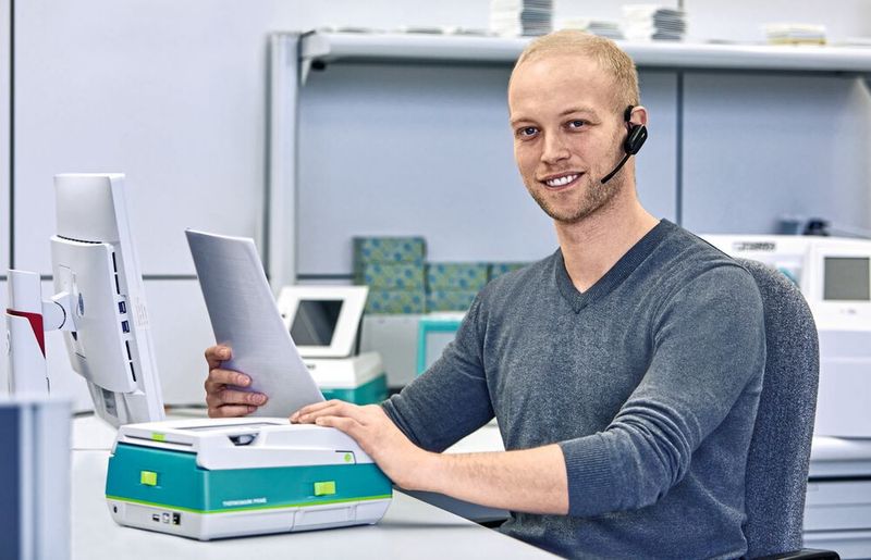 Für den technischen Support sind Techniker von Phoenix Contact im Service Center über unterschiedliche Kanäle erreichbar. (Bild: Phoenix Contact)