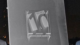 Arburg feiert stolz den zehnten Jahr seiner Präsenz in den Verinigten Arabischen Emiraten, wie diese Jubiläumstafel anzeigt. (Arburg)