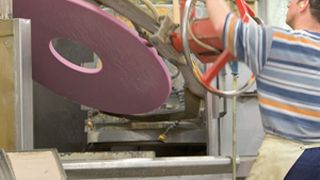 Tyrolit-Mitarbeiter bedient Präzisionswerkzeug. Bild. Tyrolit (Archiv: Vogel Business Media)