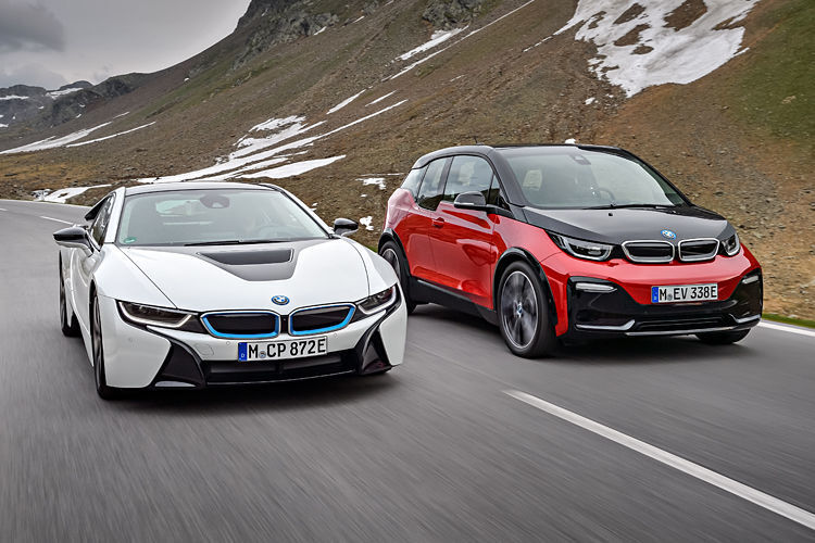 BMW liegt mit 42.000 Zulassungen auf Rang zwei der weltweiten Elektroauto-Zulassungen. Im Bild der i8 (l.) und der i3. (BMW)