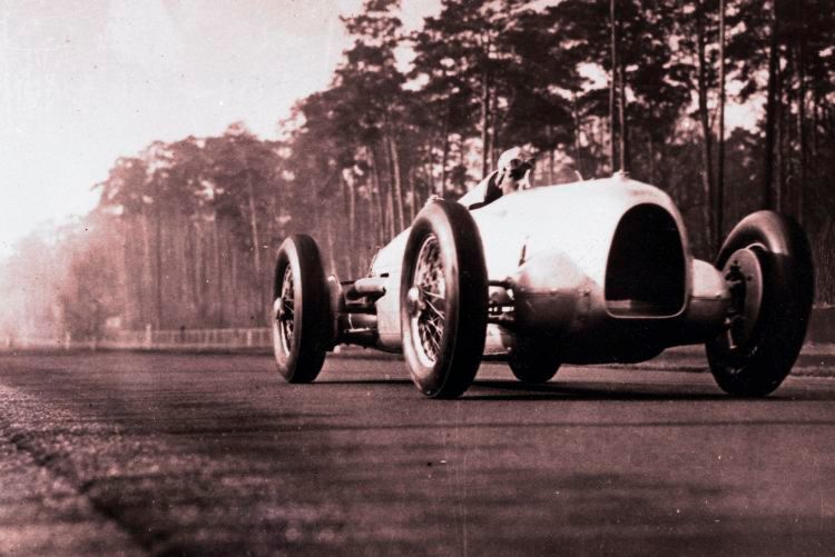 Die Auto-Union-Rennwagen (Grand-Prix-Wagen Typ A bis D), die das Zwickauer Horch-Werk der Chemnitzer Auto Union AG entwickelte, basierten auf einem Rennwagenprojekt von Ferdinand Porsche. Der von Porsche konstruierte V16-Motor des Typ C leistete bei 6 Litern Hubraum 520 PS und war 1936 der erfolgreichste deutsche Grand-Prix-Rennwagen. Er gewann drei von fünf Großen Preisen, die Hälfte der Rundstreckenrennen und alle Bergrennen mit Auto-Union-Beteiligung. (Audi AG)