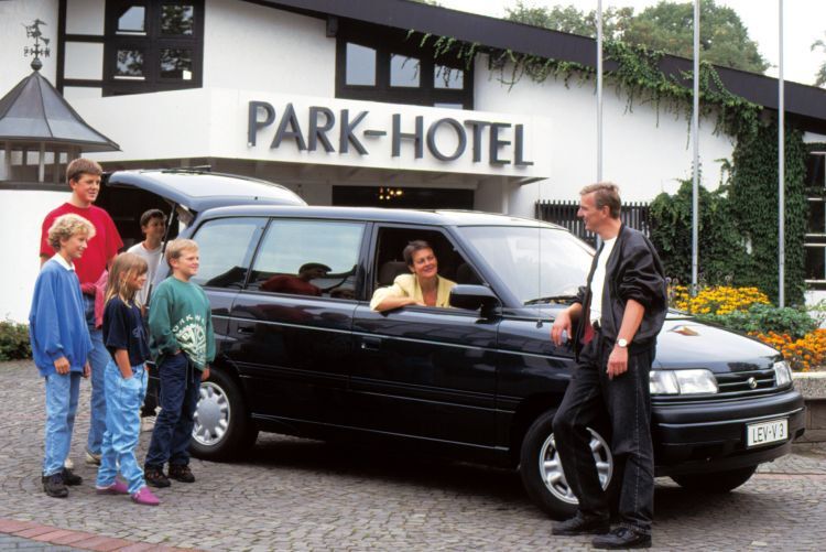 Die erste Generation des MPV („Multi Purpose Vehicle“) kam Ende 1988 auf den japanischen sowie nordamerikanischen Markt. Nach einer Modellpflege 1994 wurde der MPV auch auf den europäischen Märkten angeboten. (Bild: Mazda)