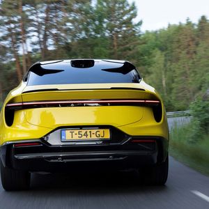 Attraktive Rücksansicht mit aktivem Spoiler in der Heckklappe und geteiltem Dachspoiler.(Bild:  Lotus)