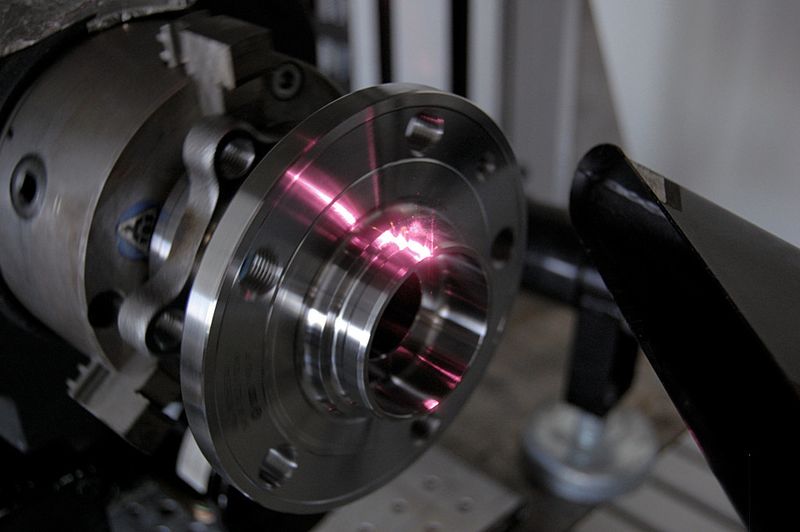 Der Laser entfettet Bauteile im Fahrzeugantriebsstrang. (Bild: Clean-Lasersysteme)