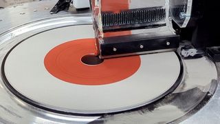 Jetzt geht`s auch additiv rund! Studenten von der ETH Zürich haben es in Rekordzeit geschafft, quasi aus dem Nichts heraus, eine revolutionäre Art des 3D-Drucks mit mehreren Metallen gleichzeitig zu entwickeln. Lesen Sie hier, was es damit aufsich hat ... (Bild: ETH Zürich)