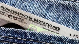Die Personalausweis-Daten sollen nach dem Willen der FDP künftig auch digital immer an Bord sein (blende11.photo - stock.adobe.com)