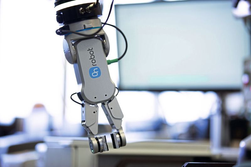 Gemeinsam mit Onrobot und dem Systemintegrator Fichtner entwickelte das Team individuelle Fingerspitzen für den RG2-FT. So kann dieser die handgefertigten Glasproben noch besser greifen. (Bild: Onrobot)