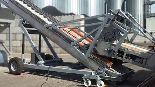 Das fahrbare Förderband zur Waggonentladung von Schüttgut ist flexibel einsetzbar. (Bild: Apullma)