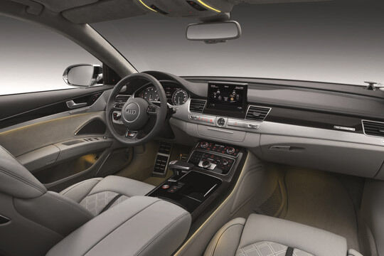 Im Innenraum zeigt sich die Qualität von Audi - alles hochwertig, alles an seinem Platz.  (Archiv: Vogel Business Media)