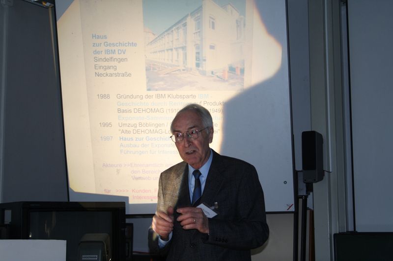 Hans Spengler stimmte mit einem kurzen Abriss über die inzwischen 60-jährige Geschichte der IBM-Speichertechnologie auf den Rundgang durch das Museum ein. (Archiv: Vogel Business Media)