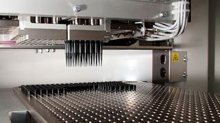 Mit von der Partie, bei der VDI Jahrestagung Spritzgießen 2018: Bei der Herstellung von Pipettenspitzen mit dem Vario TIP-Verfahren kann man auf der gleichen Reinraumfläche heute etwa 24 mal mehr Teile herstellen als noch vor sechs Jahren. Das ist das Ergebnis aus einer Vervierfachung der Kavitätenzahl im Werkzeug von 32 auf 128 Formneser sowie einer Reduzierung der benötigten Fläche um 75 % und einer Zykluszeitreduzierung von mehr als 30 % seit 2011. (Waldorf Technik)