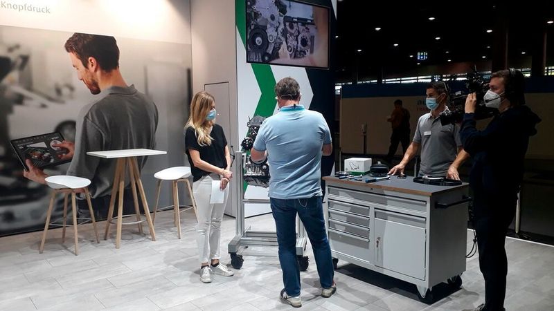 Schaeffler hat an seinem Stand einen Motor aufgebaut, an dem Besucher selbst einen Riemenspanner austauschen können. (Pfaff, Dominsky/»kfz-betrieb«)