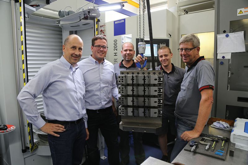 Im Bild v. l. n. r.: Peter Feller (Bereichsleiter Werkzeuge), David Meier (Anwendungstechniker; beide Vischer & Bolli), M. Scheid­egger (Leiter Fertigung), M. Lüber (Maschinenoperateur) und Kurt Hess (Inhaber, Hess Präzisionsmechanik GmbH). (Matthias Böhm)