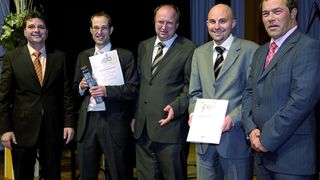 PSB verleiht zum siebten Mal den Kreativitätspreis (von links): PSB-Geschäftsführer Werner Klein, Dr. Marc Schleyer, Prof. Kai Furmans (TU Karlsruhe), Carsten Becker, Prof. Jörg-Michael Schlüter (FH Kaiserslautern). Bild: PSB (Archiv: Vogel Business Media)
