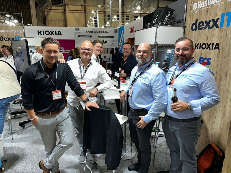 Das Feierabendbier für (v. l.) Björn Parnitzke (Micron), Peter Betz (Duttenhofer), Maximilian Hänsel (Cyberport), Jonathan Weech, Sascha Müller und Andreas Catta (Micron) (Bild: Vogel IT-Medien)
