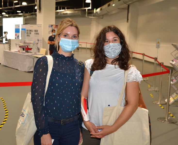 Besucherstimmen der LAB-SUPPLY Wien 2020Di Samantha Derksen (r.) mit Kristina Steiner von Sonic Catch:  „Wir waren eigentlich froh, dass heute nicht so viel los war wie im vorigen Jahr. So hatten wir mehr Zeit, mit den Ausstellern in Ruhe unsere Fragen zu klären.“  Weitere Infos zu den kommenden LAB-SUPPLY-Messen finden Sie auf www.lab-supply.info.  ()