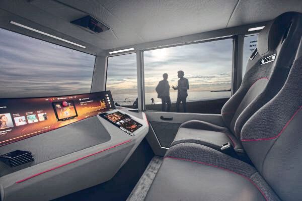 Das intelligente digitale Cockpit kann sich automatisch an den jeweiligen Passagier anpassen – im Falle des kompakten „microSNAP“ sorgt ein die gesamte Fahrzeugbreite einnehmendes, gecurvtes 49-Zoll LED-Display für die visuelle Interaktion.  (Rinspeed)