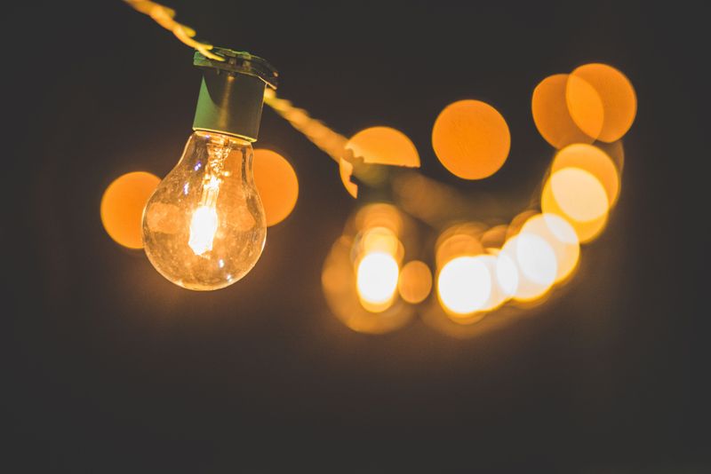 Energiebedarf: 34% (für Wärme, Beleuchtung, etc.)  Stromsparen und weniger Heizen sind wirkungsvolle Schritte für einen geringeren Energieverbrauch und damit einen kleineren CO2-Fußabdruck. Es ist die zweithäufigste Änderung, die Deutsche im Sinne des Klimaschutzes in der Vergangenheit verstärkt durchgeführt haben.    Umfangreiche Fakten zum Energiebedarf der Welt und Prognosen zur zukünftigen Entwicklung finden Sie im BP Energy Outlook. (Unsplash/Luis Tosta)