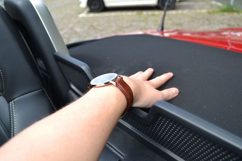 Einmal noch gedrückt und einrasten lassen, dann ist das schon erledigt. Schließen gelingt übrigens ähnlich simpel von Hand. (Seyerlein/»kfz-betrieb«)