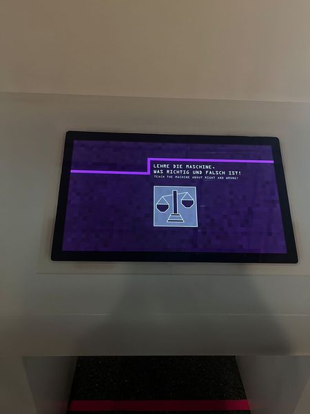 Gerade bei computergestützten Entscheidungen ist es wichtig, Recht und Unrecht zu unterscheiden. Doch wer lehrt das den Maschinen? Mit der Chipkarte können Besucher entscheiden, welche Richtung ein selbstfahrendes Auto einschlagen soll, wenn die Fahrbahn plötzlich gekreuzt wird.  (© cm)