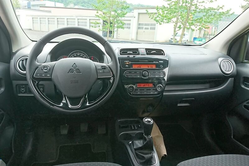 Das Cockpit ist mit Chrom- und Klavierlack-Applikationen versehen. (Sven Prawitz/»Automobil Industrie«)