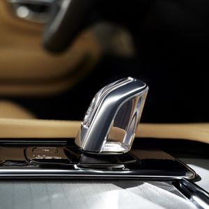 Das reicht von kleinen Gags wie dem gläsernen Wählhebel für die Achtgang-Automatik über die fein gesteppten Sitz-Nähte bis hin zu einer Art iPad, das hochkant in die Mittelkonsole eingepasst ist.(Foto: Volvo)