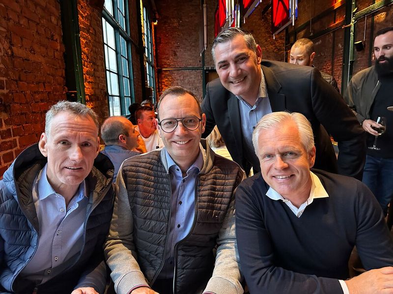 Das Vodafone Team ist bei dem Vorabend Event dabei, (v. l.) Uwe Bliemetsrieder, Frank Pelzer und Armin Heddenhausen mit Arbren Zogaj (XIAOMI). (Bild: Vogel IT-Medien)