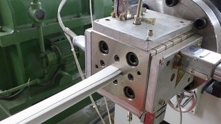 Bei der richtigen Auslegung von Extrusionswerkzeugen richtet sich der Praktiker oft nach seiner gesammelten Erfahrung – das kann Zeit und Geld kosten. Forscher am IKT in Stuttgart zeigen, wie die Werkzeugauslegung schneller und ressourcenschonender vonstatten gehen kann. (Bild: Extruchamp)