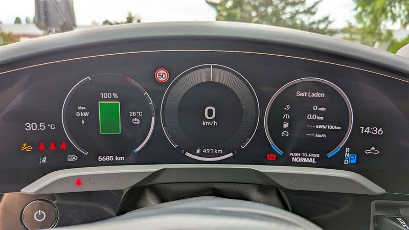 3. Die Reichweite: Die angegebene Reichweite bei Elektroautos korreliert trotz angeblich alltagsnahem WLTP-Zyklus oft schlechter mit der Wirklichkeit als bei Verbrennern. Porsche verspricht für die von uns gefahrene Konfiguration 583 Kilometer. In der Realität sind, wie hier vom Kombiinstrument angezeigt, bis zu 500 drin. Im empfohlenen Ladefenster von 20 bis 80 Prozent fährt man locker 300 Kilometer. Das passt – und führt uns zur ... (Bild: Rosenow – VCG)