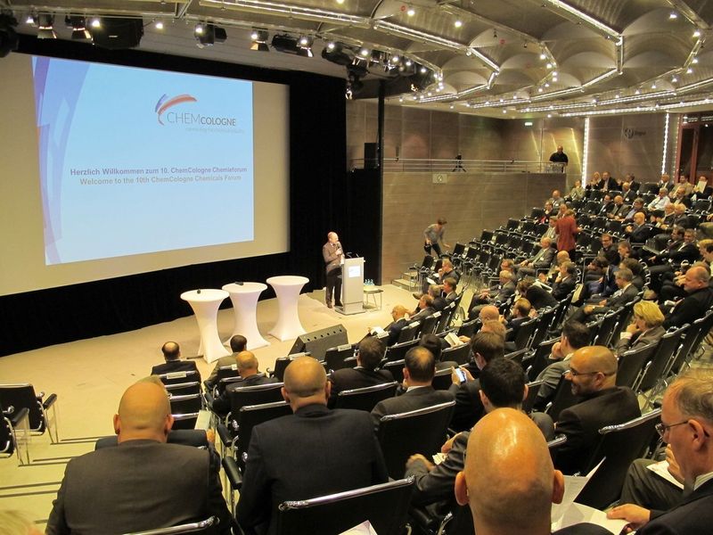 Beim 10. Chemcologne Chemieforum diskutierten Experten aus der chemischen und petrochemischen Industrie auf der Bühne und mit dem Publikum. In den Pausen gab es auch abseits des offiziellen Teils einiges zu besprechen. (Bild: PROCESS/Ernhofer)