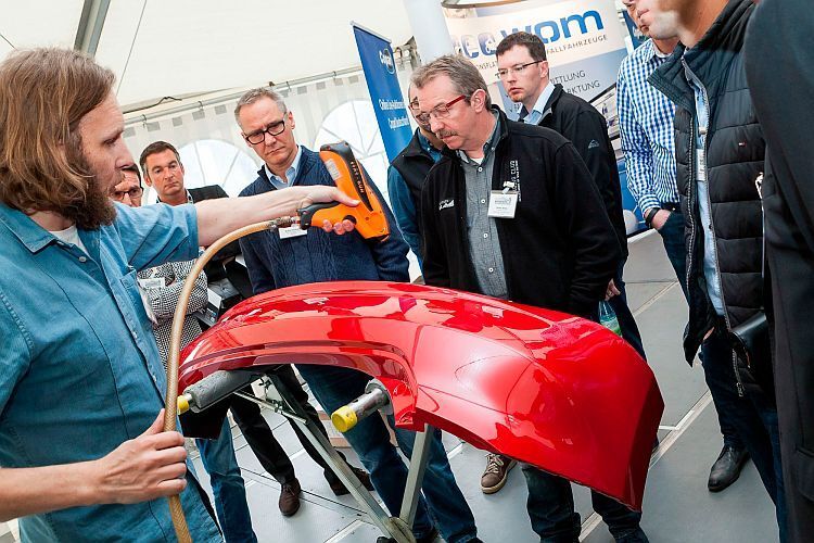 Wie man mit Stat-Gun staubfrei lackieren kann, gab es bei Mendl Lackiertechnik zu sehen. Die Pistole neutralisiert statische Aufladung. (Stefan Bausewein)