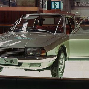 Wegweisendes Design und revolutionärer Wankelmotor – Der futuristische NSU Ro 80 debütierte auf der IAA 1967, scheiterte aber am Markt.(Bild:  Audi)