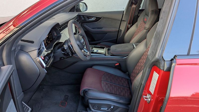 3. Der Innenraum: Klar, hochwertige Innenräume können sie bei Audi – da macht der des RS Q8 natürlich keine Ausnahme. Die überwiegend schwarze Farbgebung mit den roten Akzenten transportiert klassische Sportlichkeit. (Bild: Rosenow – VCG)